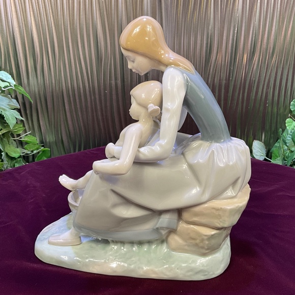 Lladro Bathing The Girl #4890 Figurine - Picture 5 of 7